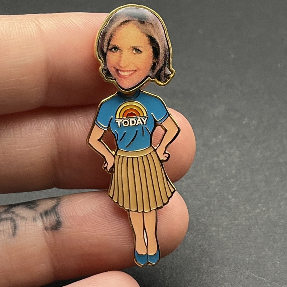 Katie Couric Today Show News Anchor‎ Bobbing Head Lapel Hat Pin RARE